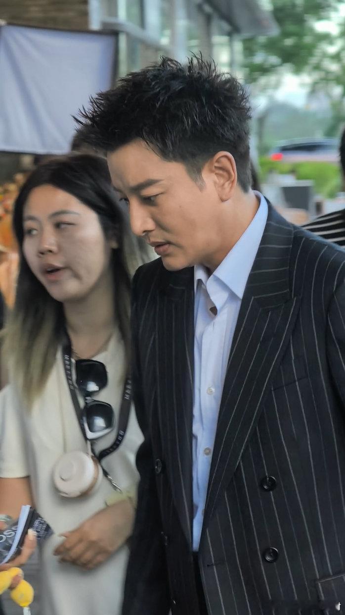 在上海看到了内娱熟人上海这波明星扎堆，各路艺人轮番亮相，隔着屏幕都能感受到现场的