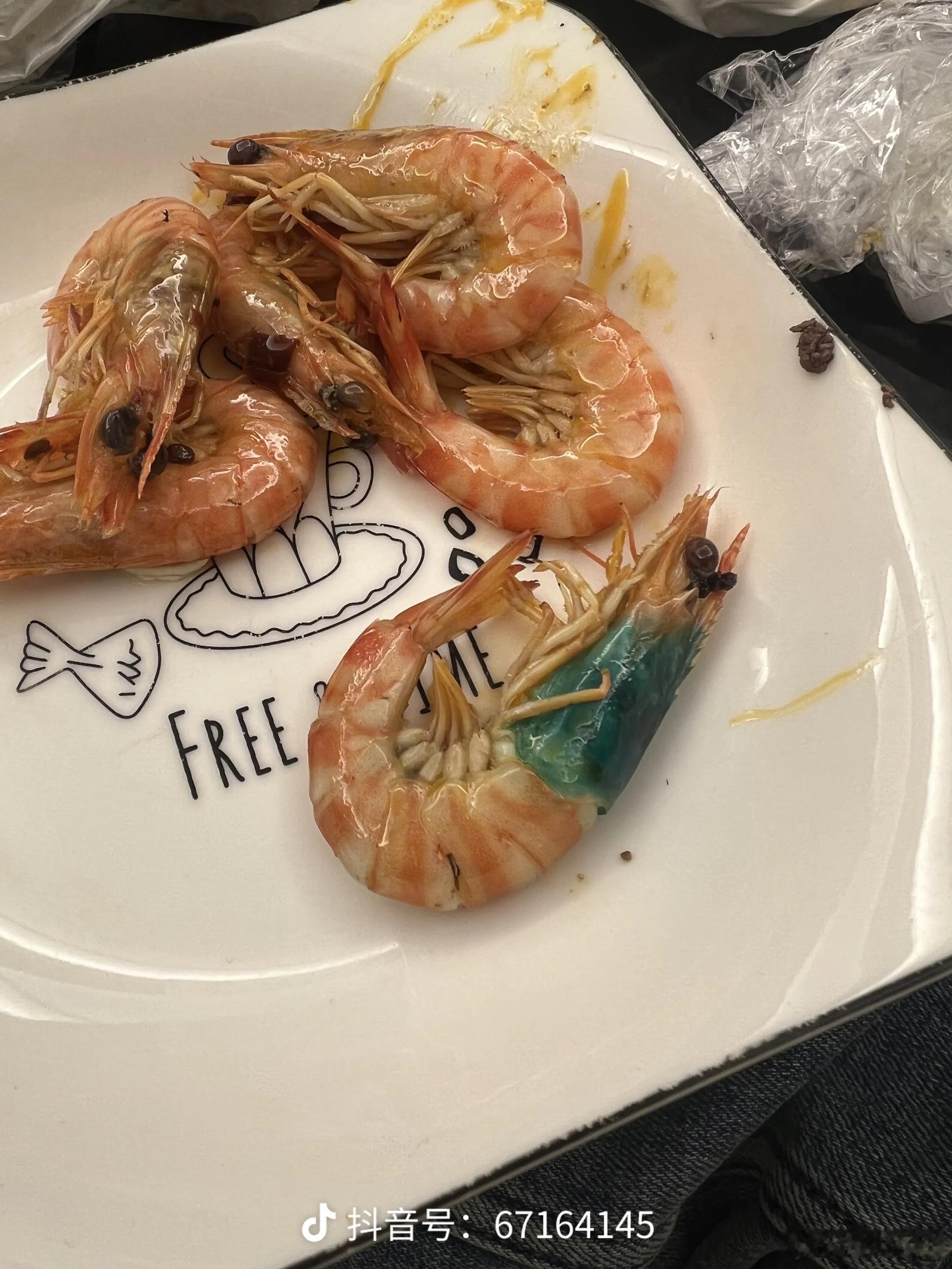 盒马客服回应虾煮熟后渗出蓝色液体盒马客服回应不影响食用，但这谁敢吃？