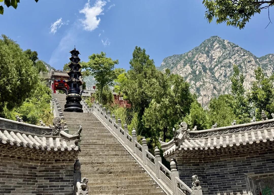 小小嵩山登山攻略
景区：嵩山分太室山和少室山（有索道）
太室山多攀登徒步为主，登