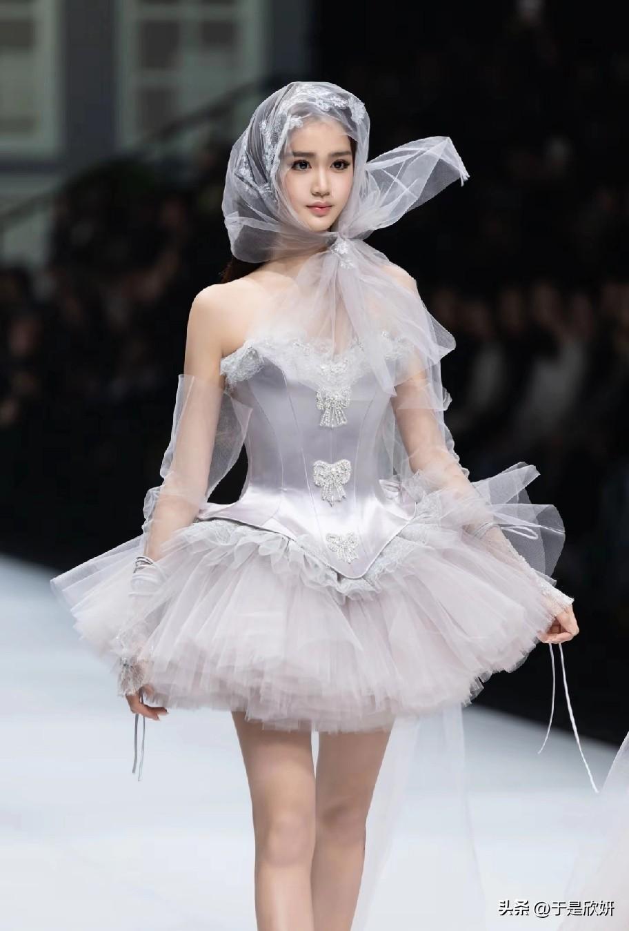 钟丽缇小女儿走秀杀疯了！14岁Jaden自带超模气场，颜值身材双封神✨
 
时装