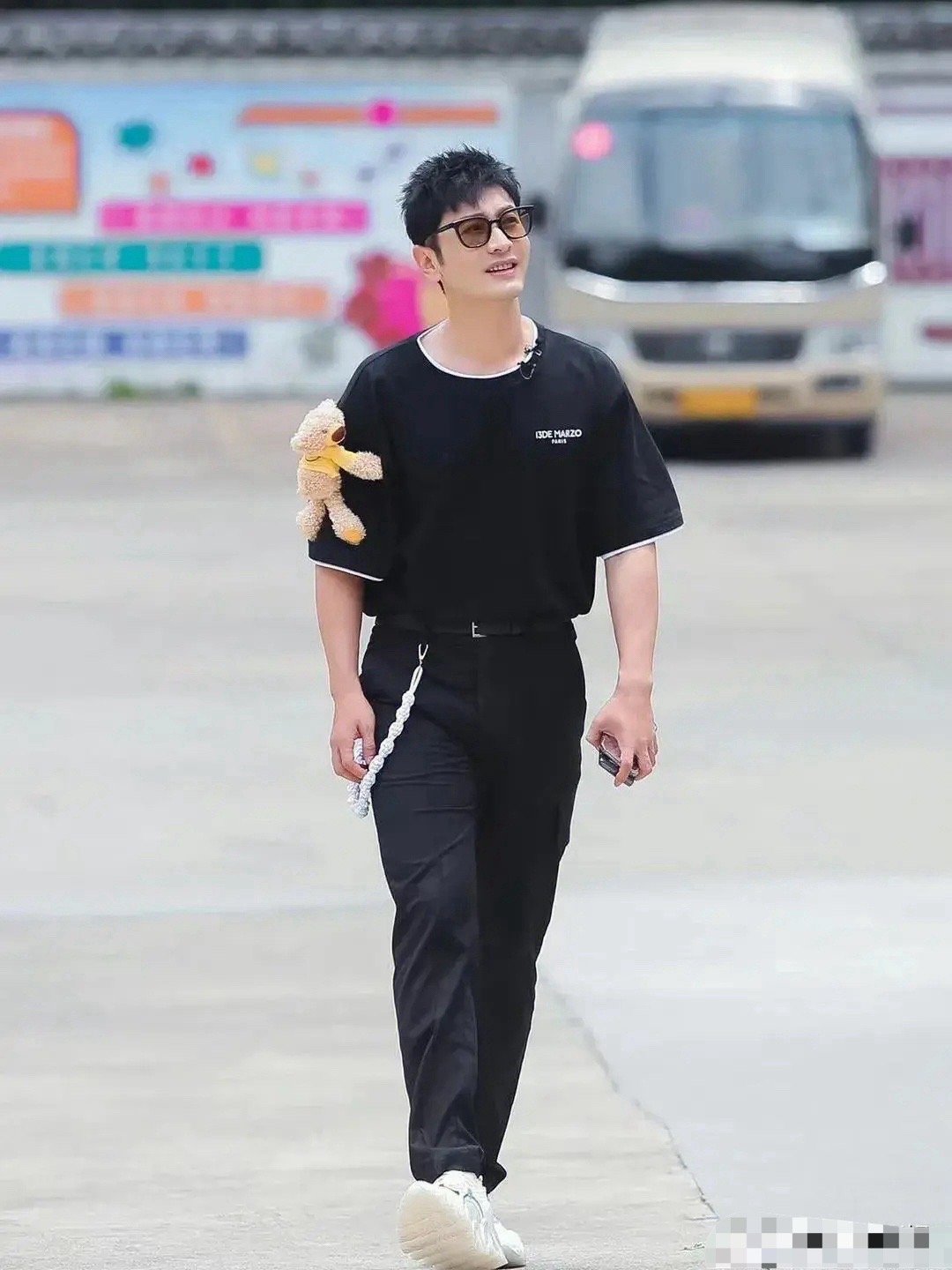 #黄晓明 叶珂#黄晓明因为恋情登上热搜，他与叶珂约会被拍到，他穿着带有字母K的T