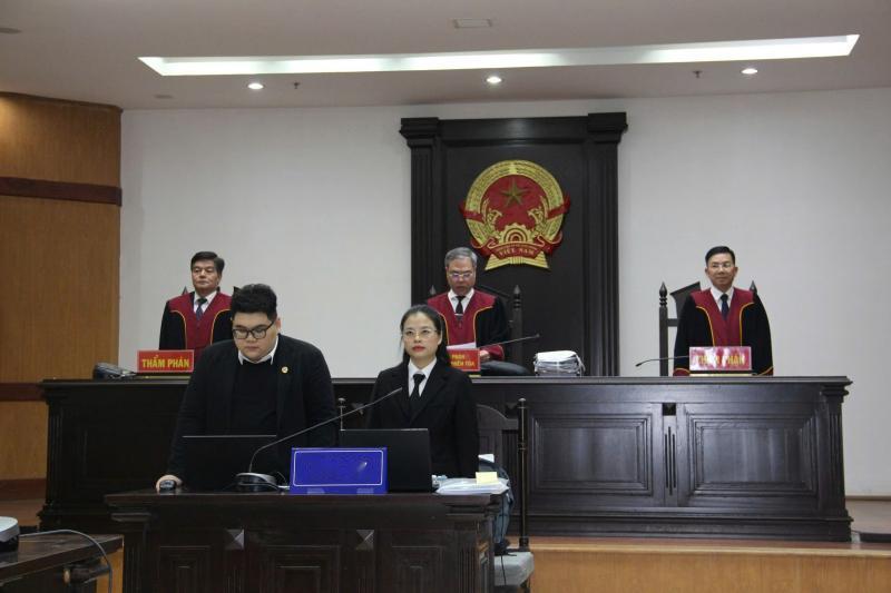 越南河内最高人民法院法官正在值班开庭审理