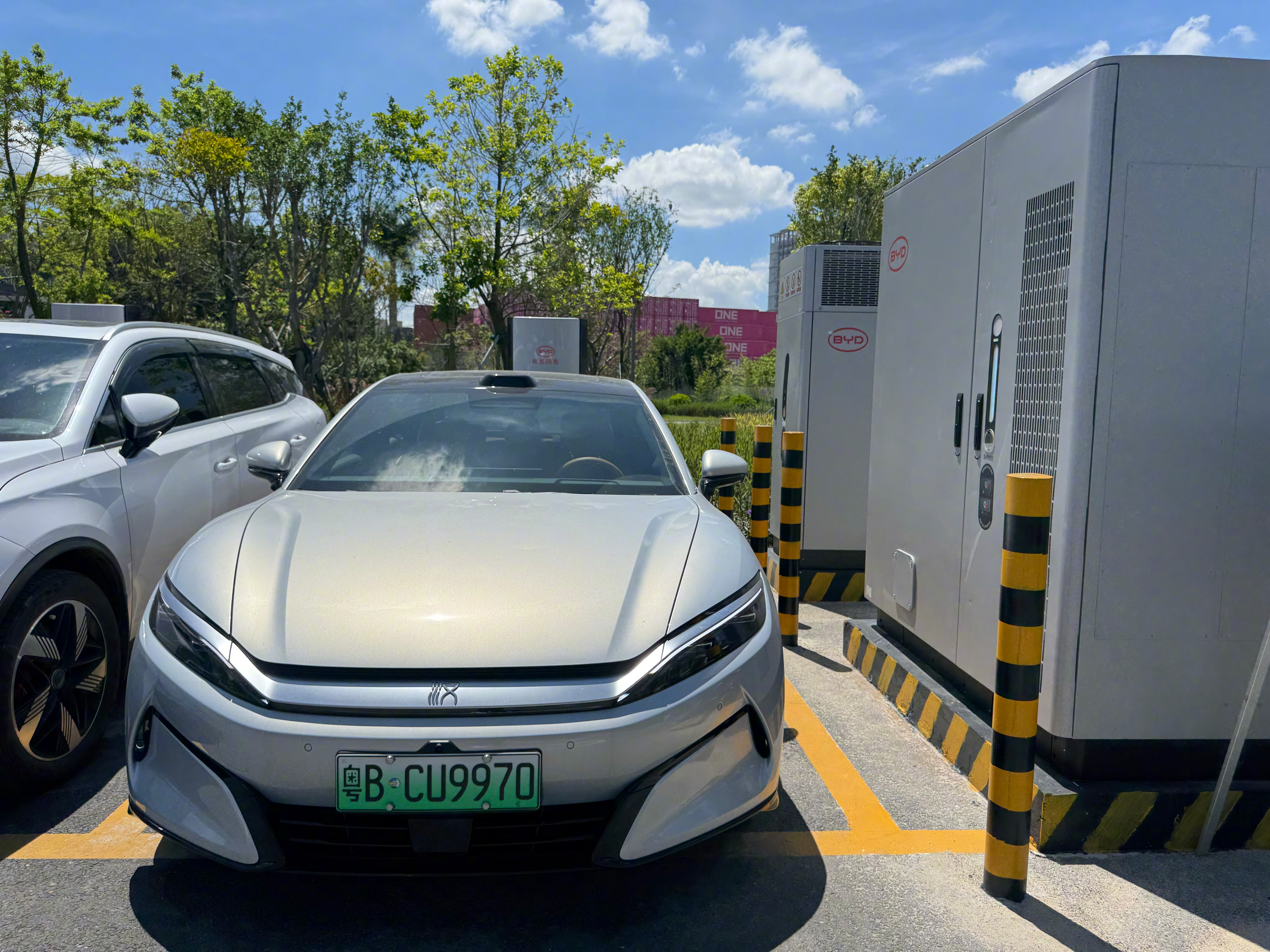 比亚迪充电速度秒杀了小米 SU7[笑cry]实地考察比亚迪 1000kW 兆瓦充