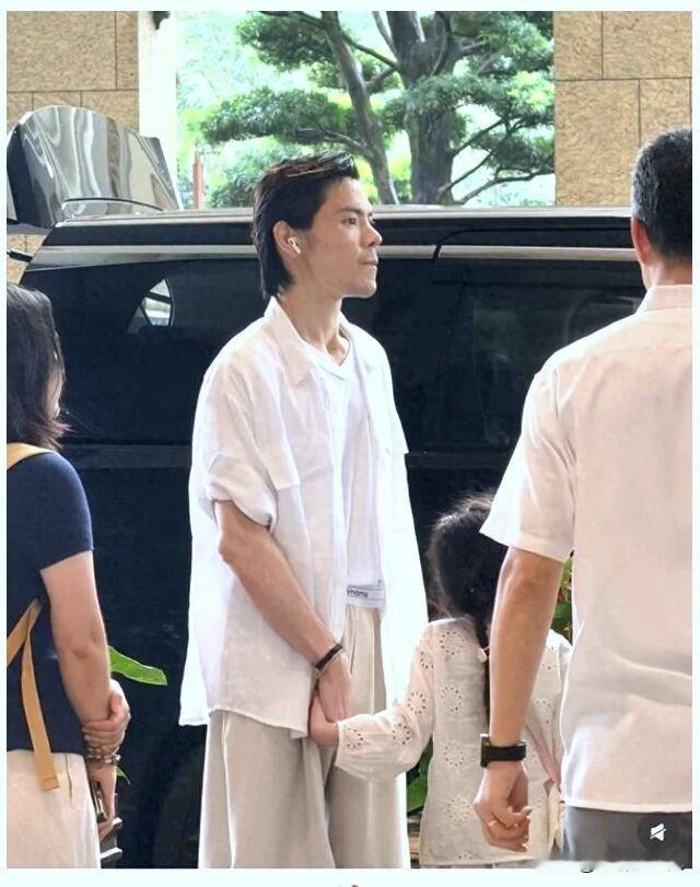第一眼还以为看错了，这还是之前穿女装的那个向佐吗？
白衣清爽带娃出行，紧牵女儿，