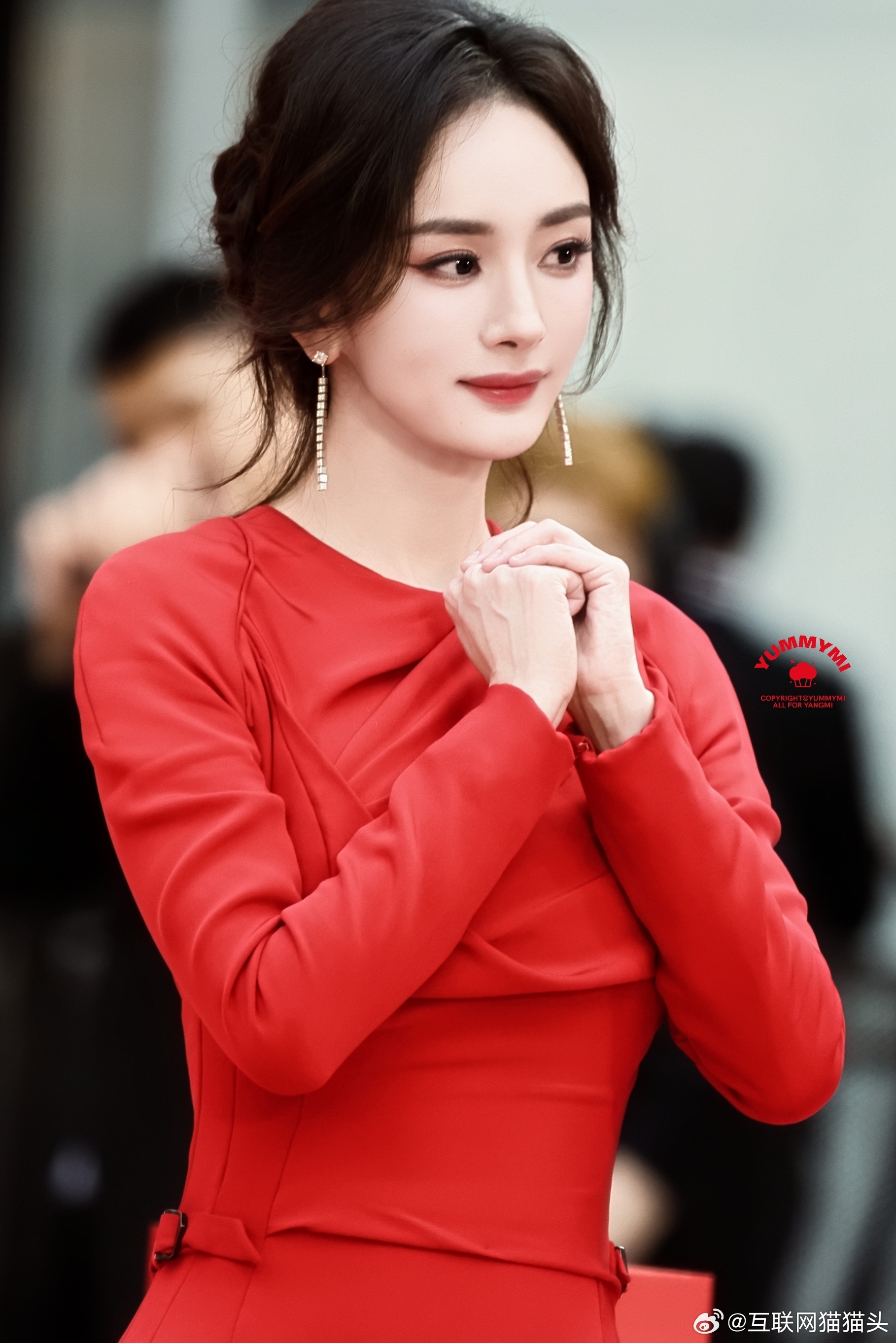 杨幂深圳活动路透一袭正红色长裙太绝了！修身剪裁勾勒曼妙曲线，利落造型衬得肩颈线条