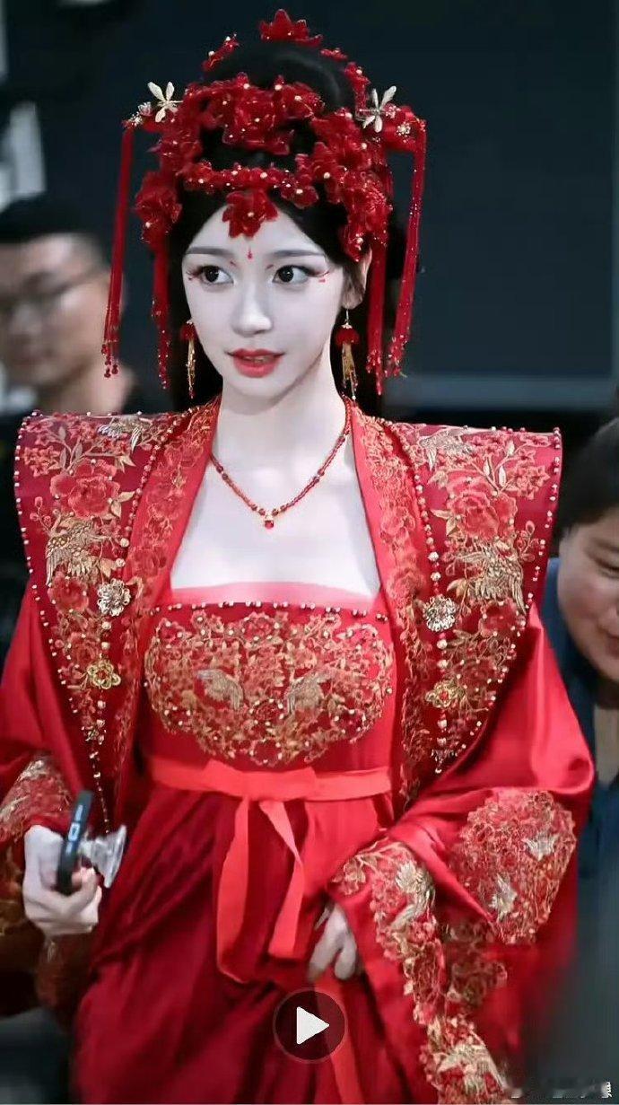 易梦玲路透，婚服照都吹美的没边，我咋越看越吓人！
易梦玲最新一组路透妆造，红色的