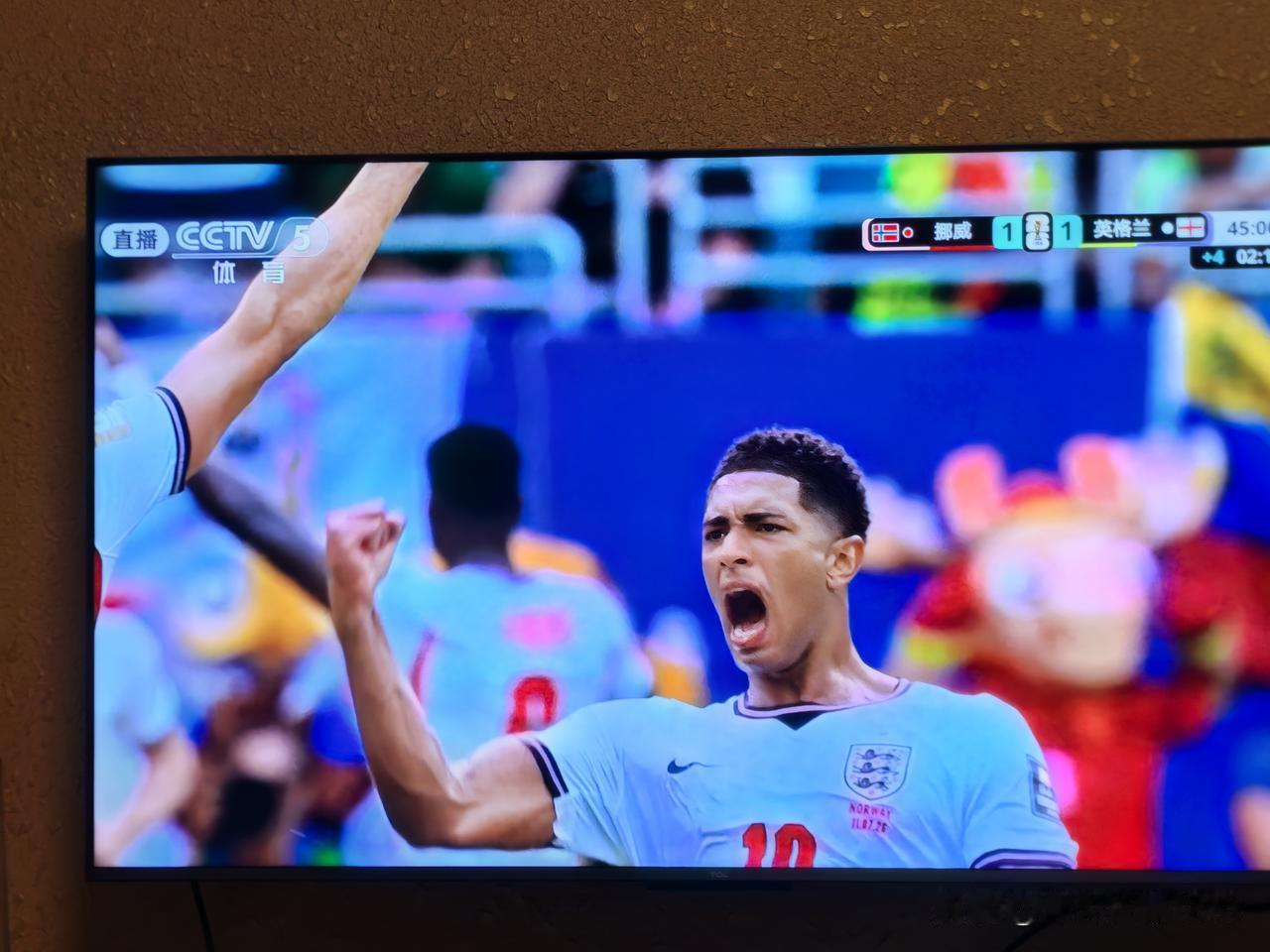 上半场伤停补时 1 分钟，英格兰 10 号扳回 1 球，虽然比分 1:1！
进球