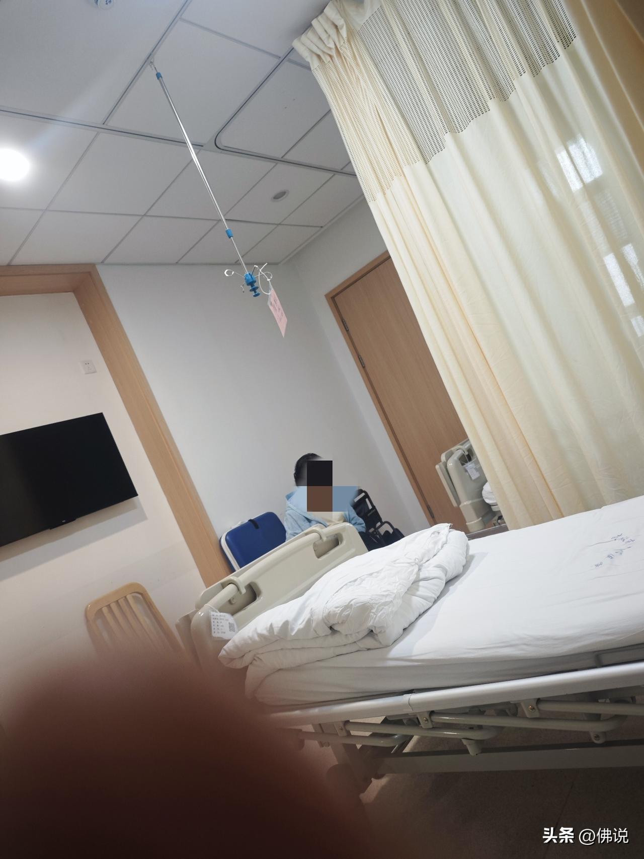 在医院里，有个女子正在照料住院的丈夫。她的几句话，真切地吐露了心声。
“得把他好
