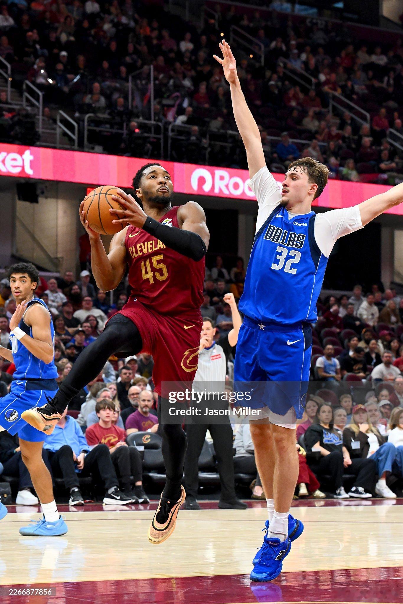 MFFL 来自Shams的消息。米切尔与骑士完成提前续约，4年2.73亿，最后一