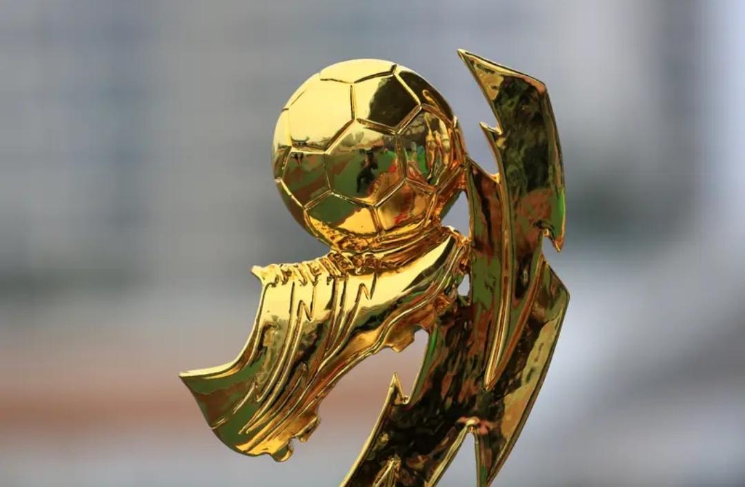 吕东是大连人，今年57岁，身高1.80米，是辽足后期著名后卫，绰号“老八”。他曾