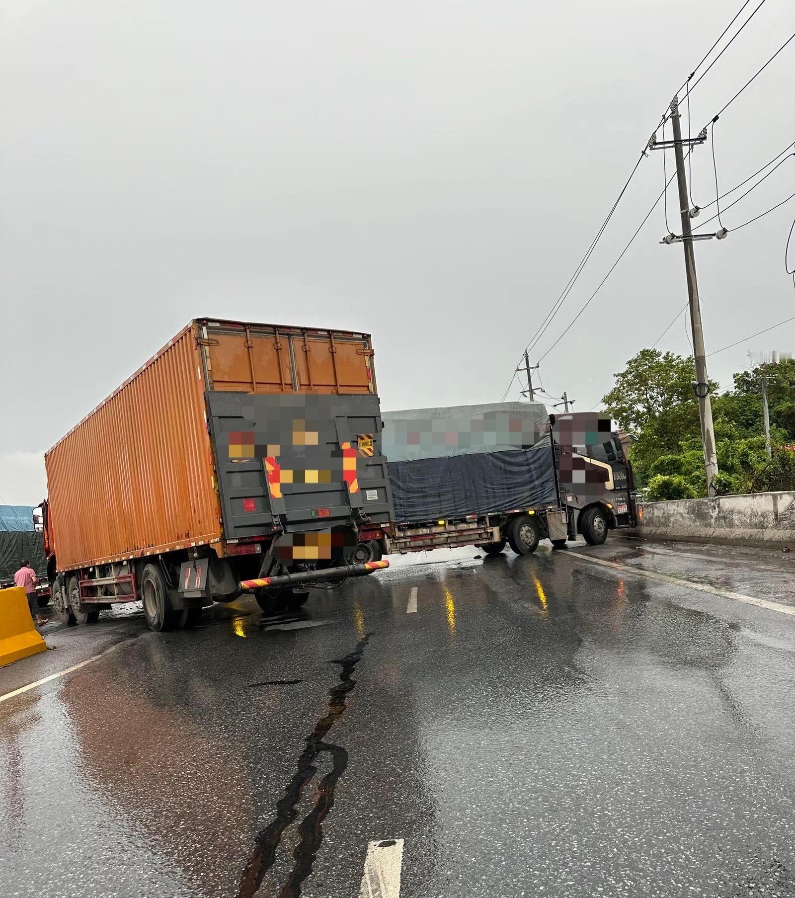 【玉林某粉产业园路口两大车碰撞致马路堵车】5月19日，玉林市某粉产业园路段一路口