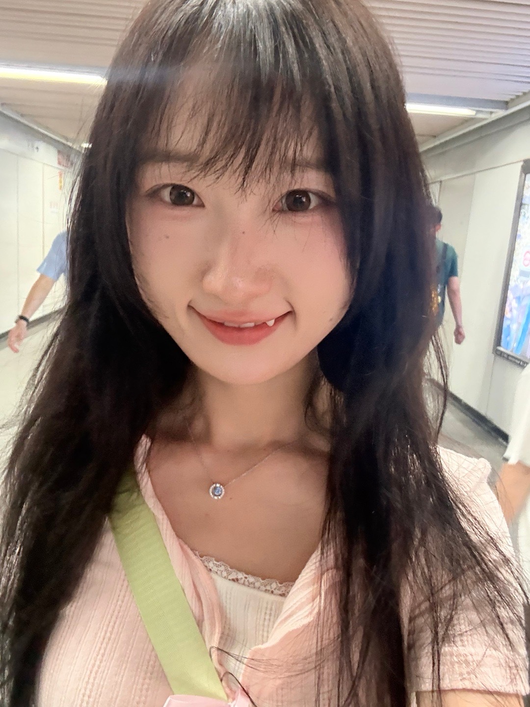 披着头发就好热 