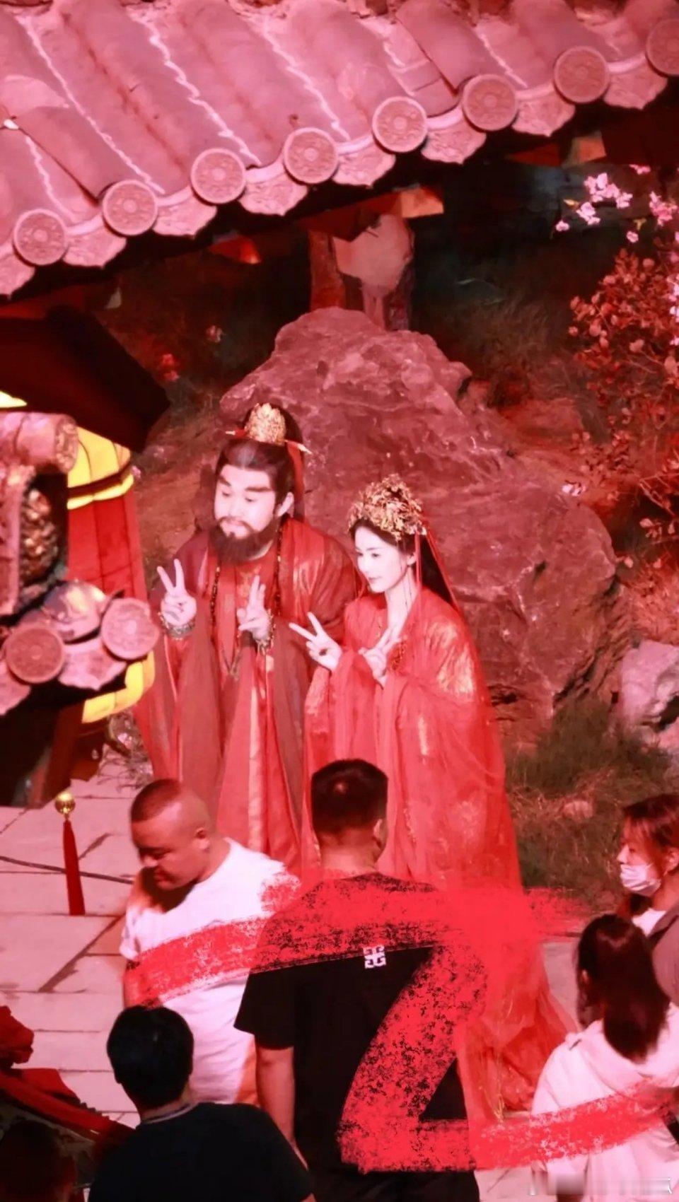 哈哈哈，白鹿旁边这个男的好搞笑，小手比耶还怪萌的 ​​​