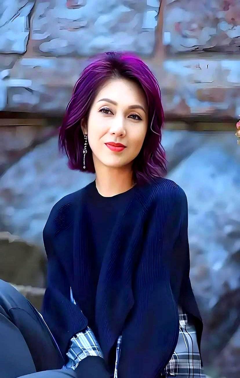 凌晨的尖沙咀火光还没彻底熄灭，社交媒体已经刷屏一条消息——
 

杨千嬅看着红馆