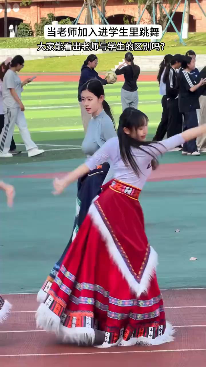当老师加入进学生里跳舞，大家能看出老师与学生的区别吗？