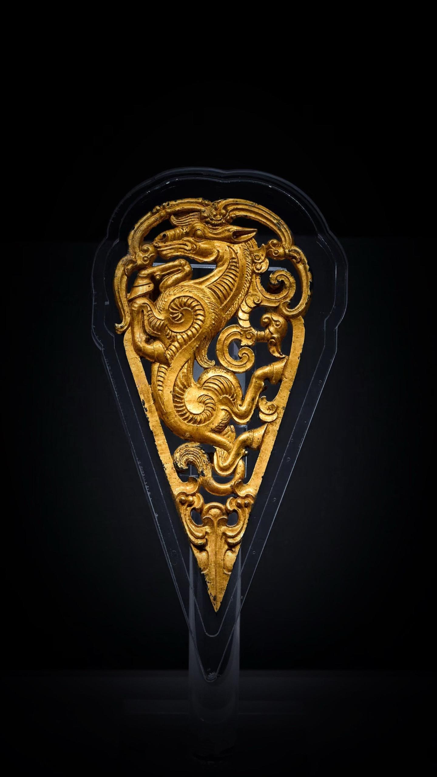 西汉·鎏金铜当卢。眉上曰钖，刻金饰之，今当卢也——东汉·郑玄《毛诗传笺...