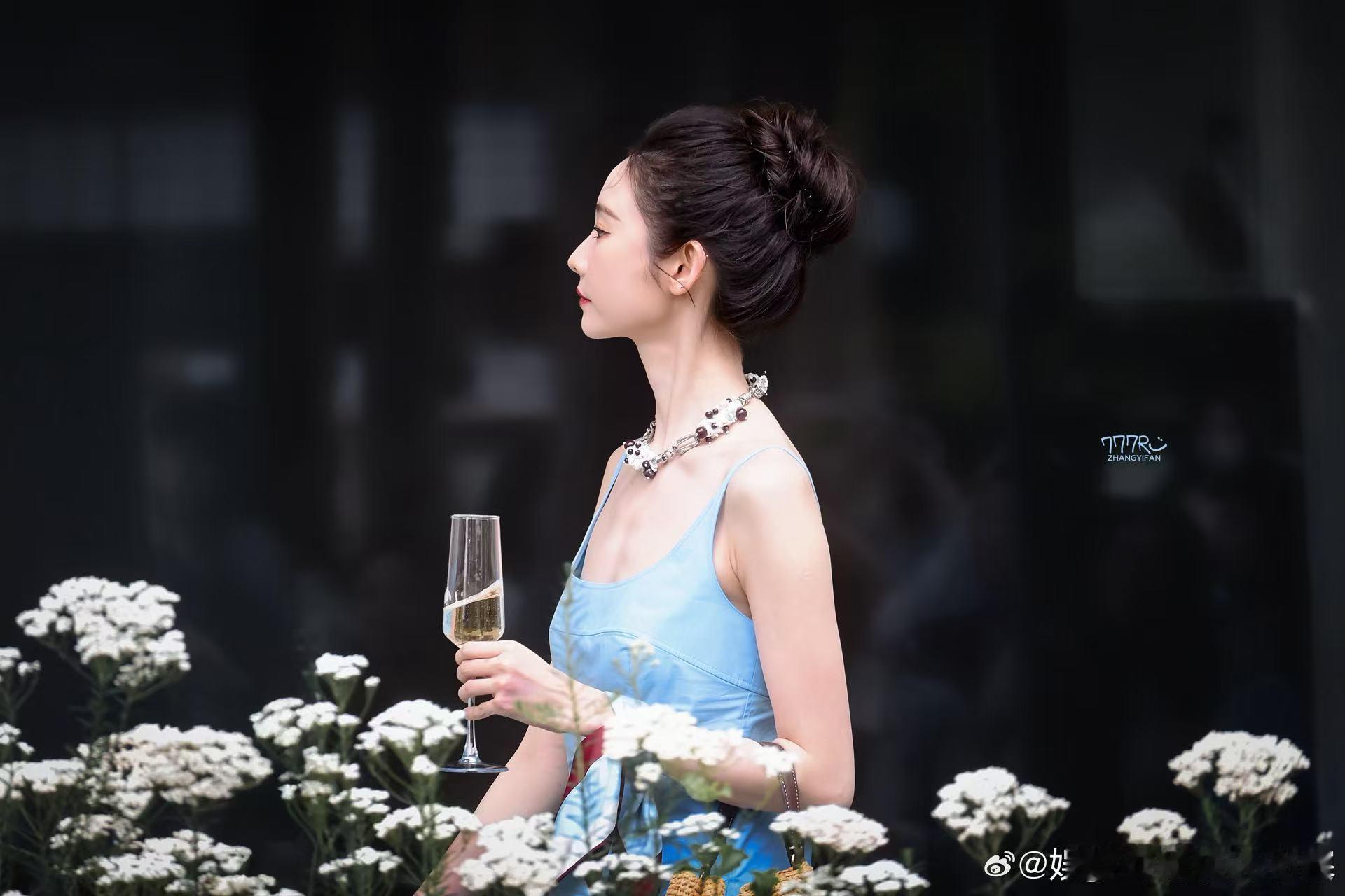 张艺凡冷白皮张艺凡白到我近视都好了 不用滤镜不用修图，原生冷白皮就这么能打，白得