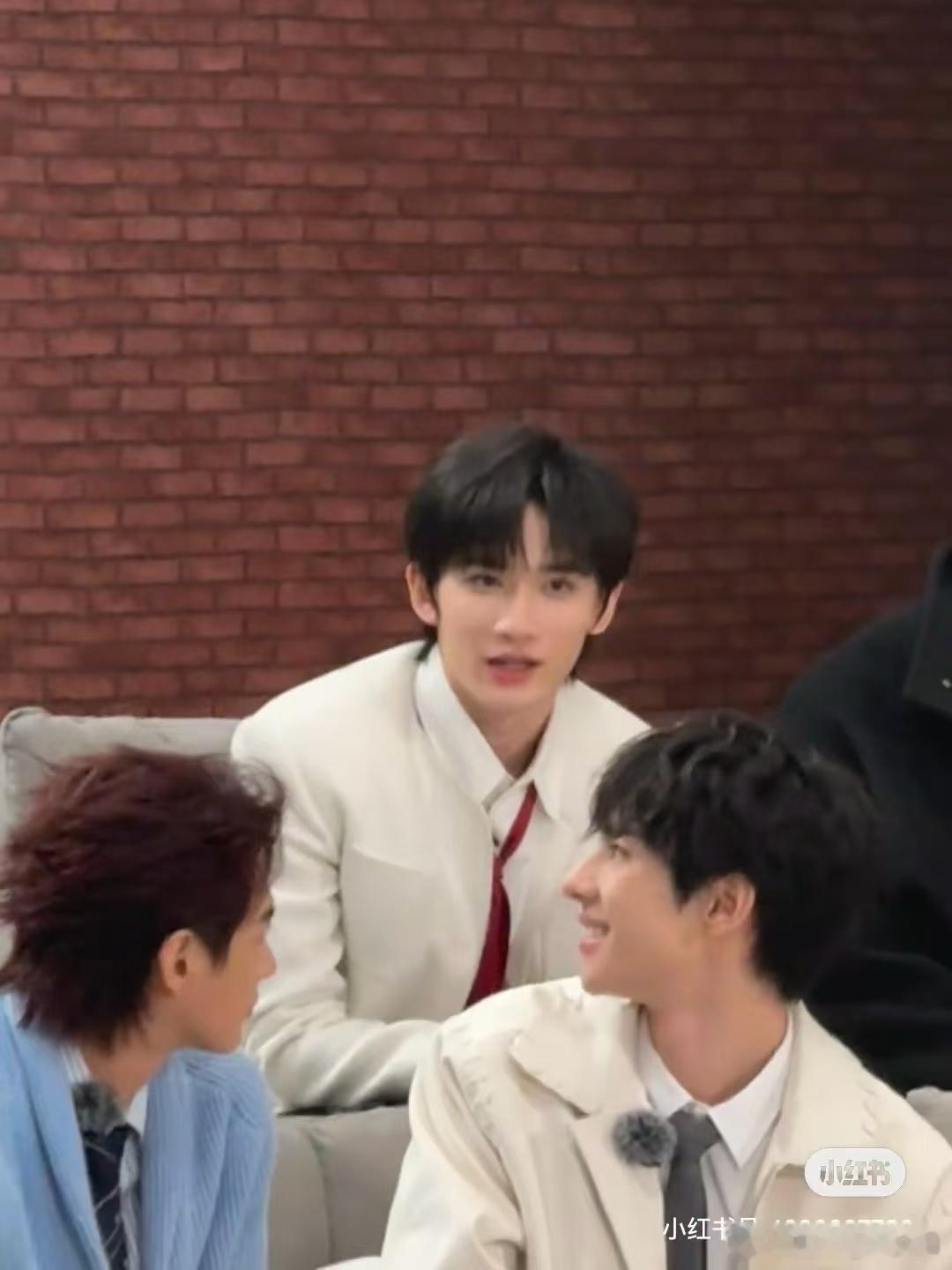 余宇涵无限艺员报道 余宇涵在无限艺员的表现无可挑剔，每一次登上舞台都给大家带来不