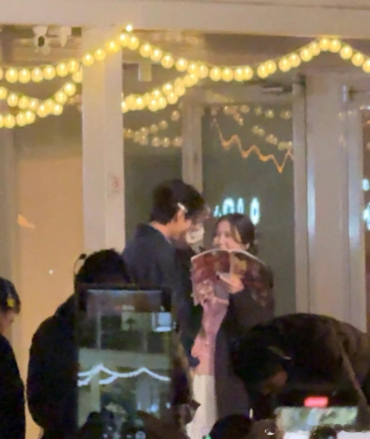 虞书欣何与对视 对不起小丁，我觉得欣欣和何与也好搭！ 虞书欣何与身高差 嗑到了[