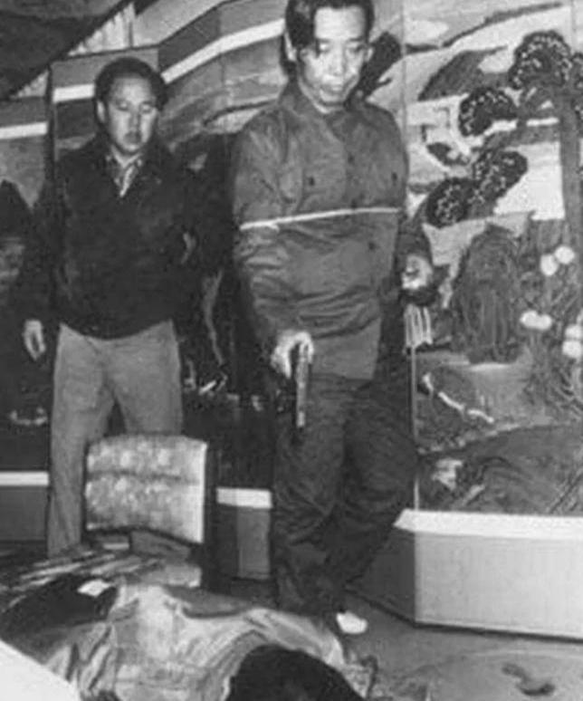 1979年10月26日，韩国总统朴正熙在和心腹一起吃饭时，突然胸口中了一枪，顿时