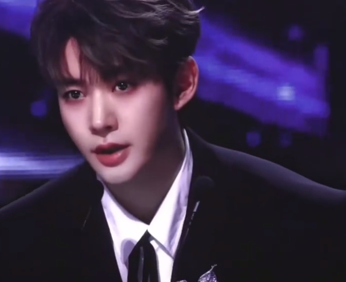 邓为在尖叫之夜说获奖感言的时候，特别带上粉丝的名字，这个含金量谁能懂原话：首先非