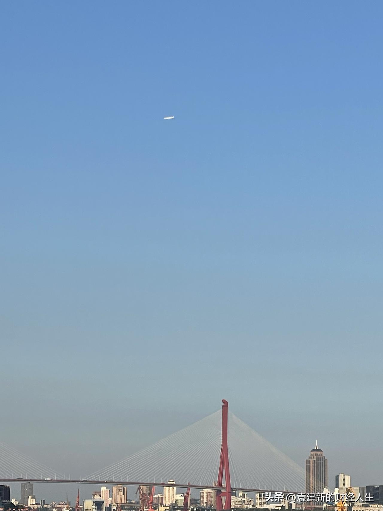 还有两个交易日就是黄金周了，一个老问题，该持股还是持币过节呢？今晚我们讨论一下，