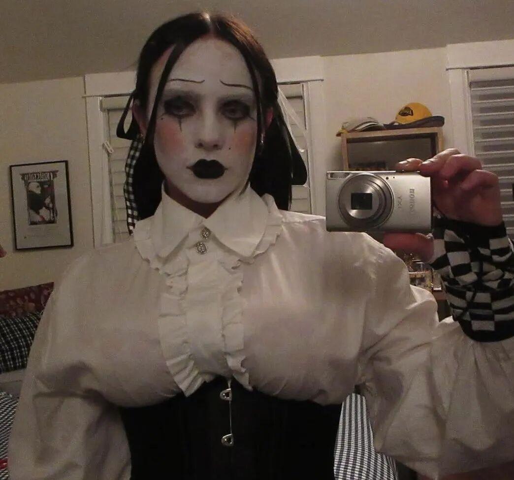 Billie Eilish 今日发布了自己万圣节的造型。
她真的很豁出去。