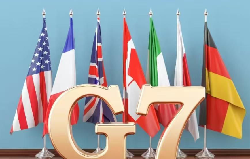 针对近期美伊冲突引发的全球能源危机，特别是伊朗封锁霍尔木兹海峡导致油价飙升的局面