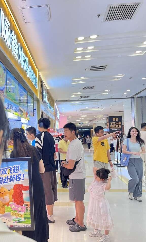 怦然心动小新
8月29日下午五点左右在朝阳大悦城看到一个特别想的但我没拍到正脸不
