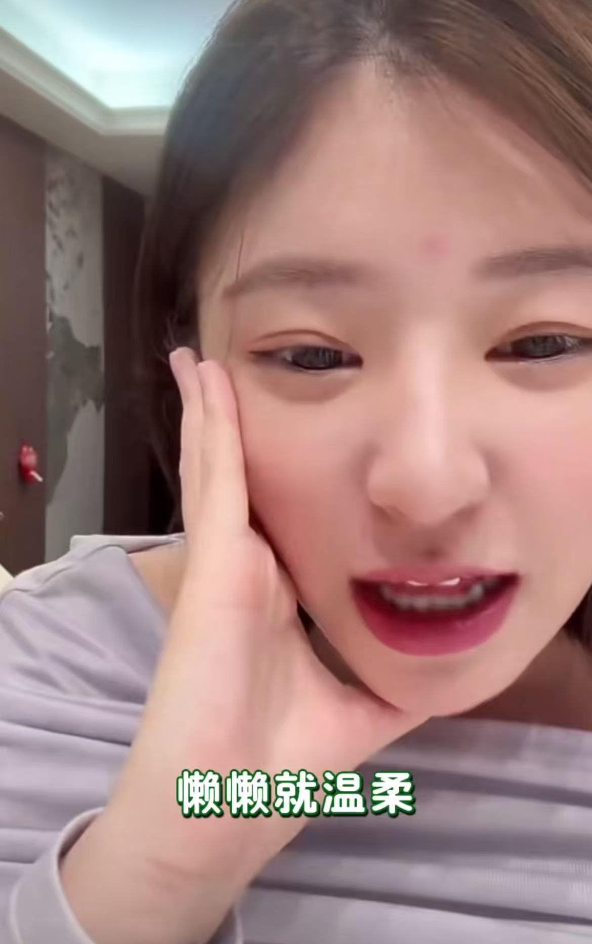 黄一鸣评价思聪现女友懒懒，性格温柔所以能花得到男人的钱。
她说自己的性格像男人，