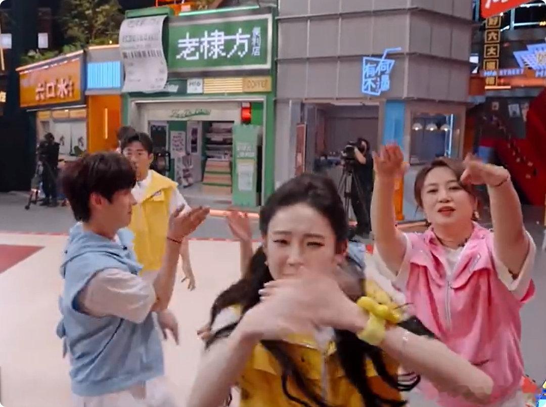 到底是什么给范丞丞熏成这样 你好星期六别人跳舞记舞步，范丞丞跳舞只记得疯狂扇风 