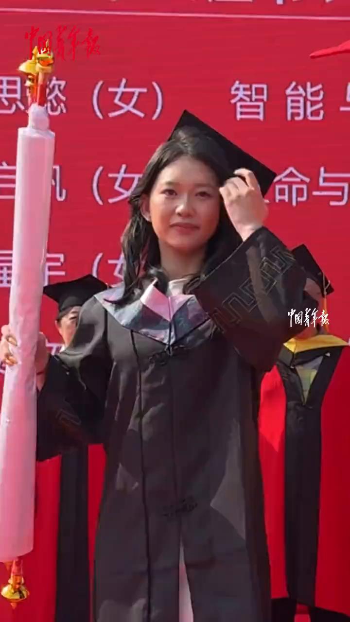 毕业典礼拨穗授位现场。
毕业生展示由大学四年所获60余项奖状和证书制作而成的"荣