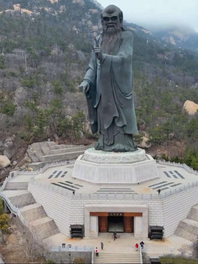 邀您对对联
——崂山【太清宫老子像】
上联：一指指天，一指指地，乾坤在掌
下联：