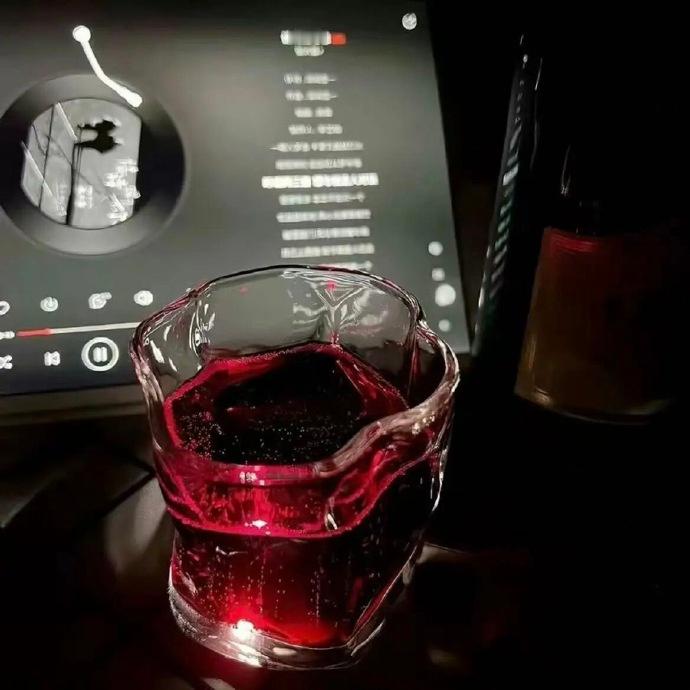“半杯敬远方，半杯敬奔赴 满杯敬自己依然勇敢。” 
