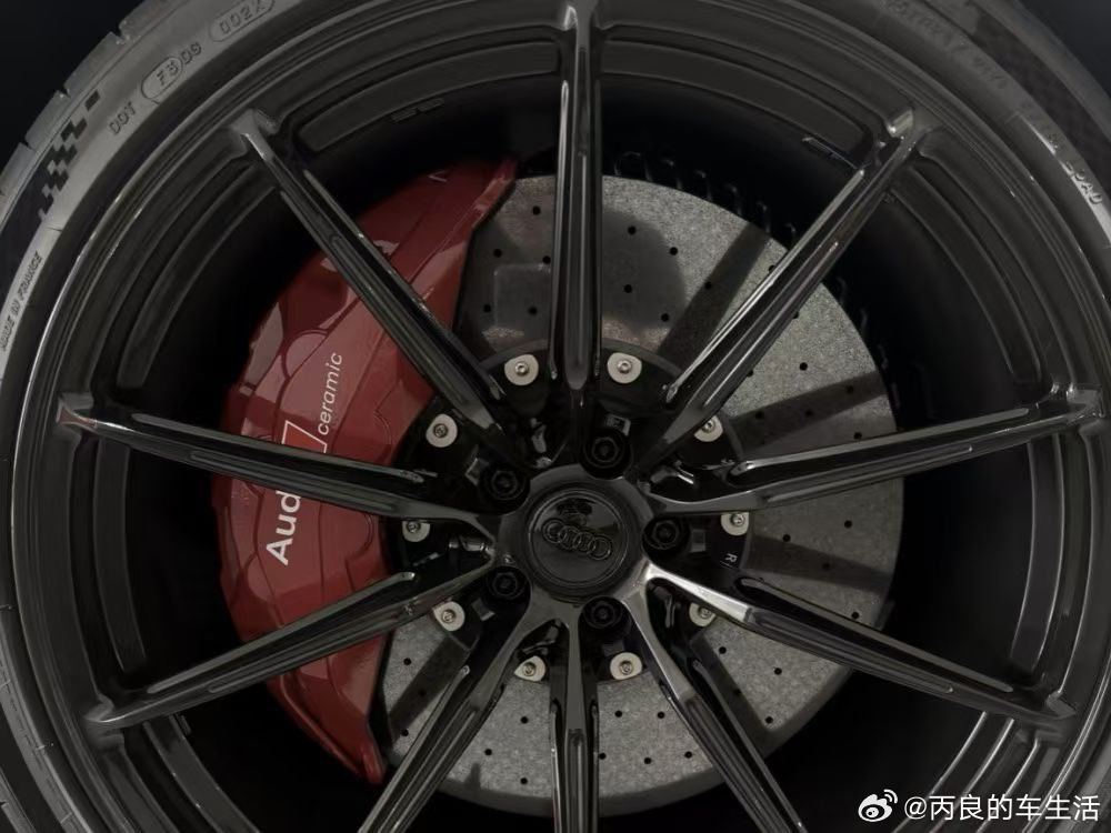 看到一台满配的RS6， 8千多公里，选配60多万，车不错，价格也相对高点，这红色