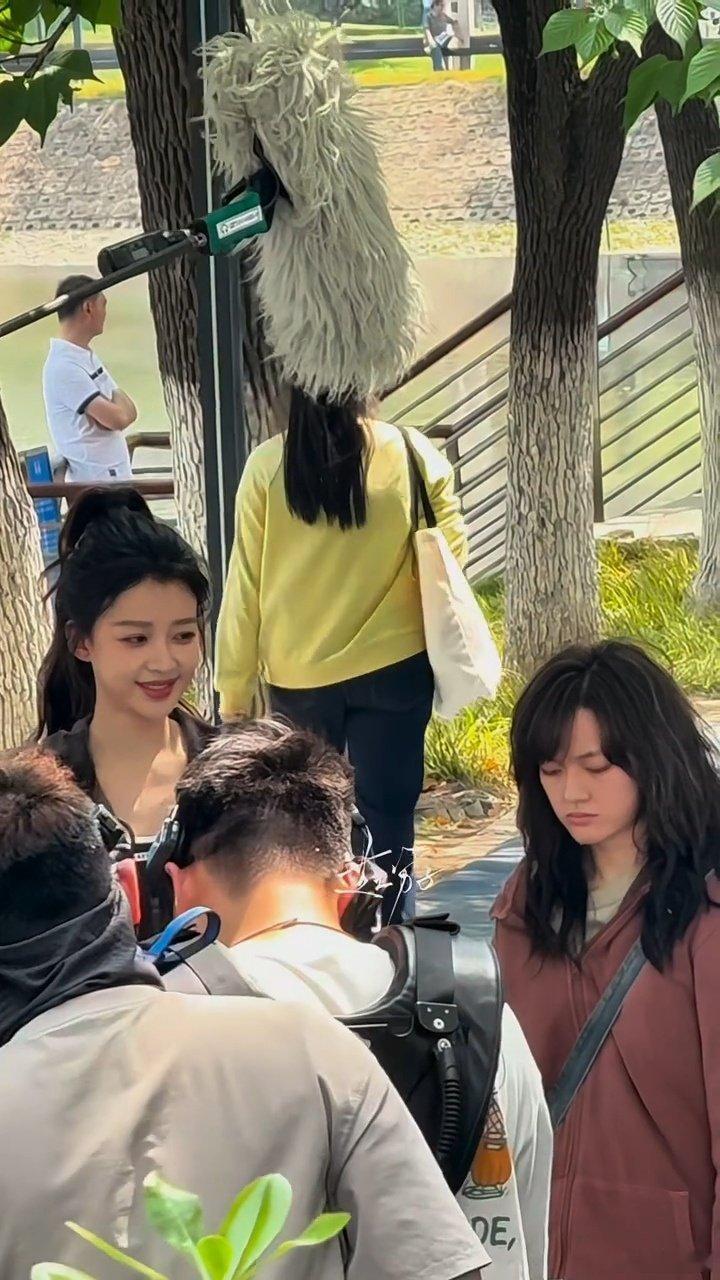 孙怡反差造型雷霆出击谁给孙怡做的雷霆造型孙怡你是我的神！！路边停车回头笑那一下，