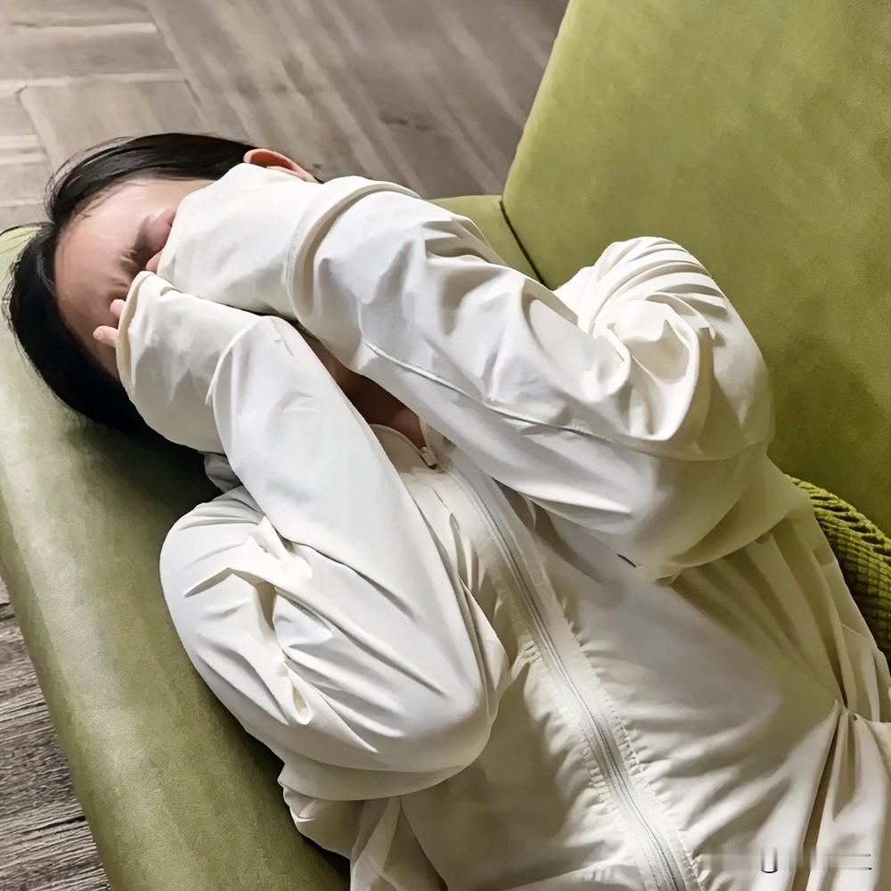25岁女孩酒局全程滴水不沾，只喝白开水，最后却被送进ICU，诊断为水中毒，看完一