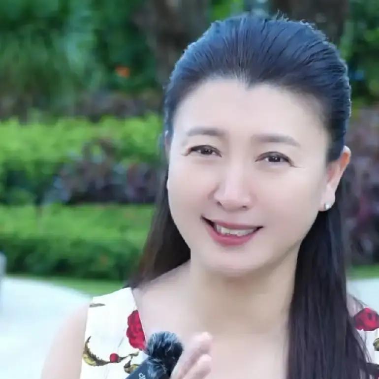 你以为明星在谢幕，其实她在清空你的钱包。
闫学晶直播间弹幕刷爆“别消费情怀”。