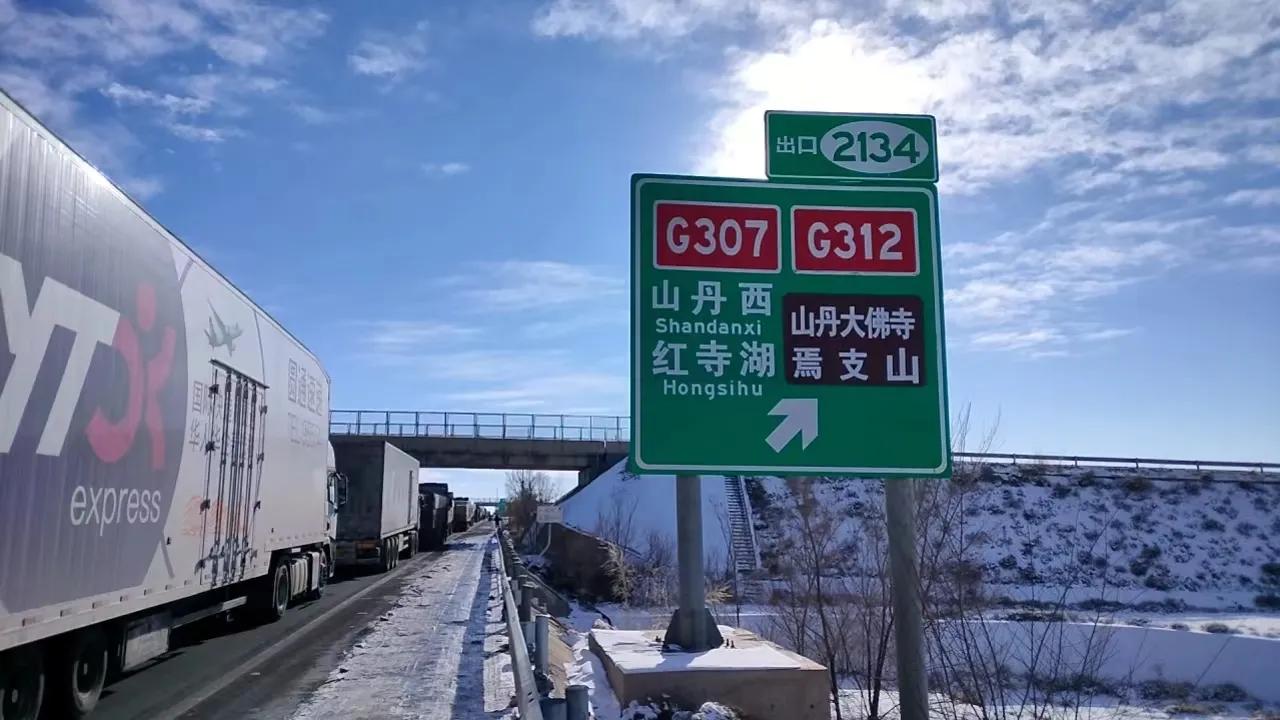 在西北戈壁大漠一起戍边奉献多年的二民战友，四期士官服役期满后，放弃了让政府安排工