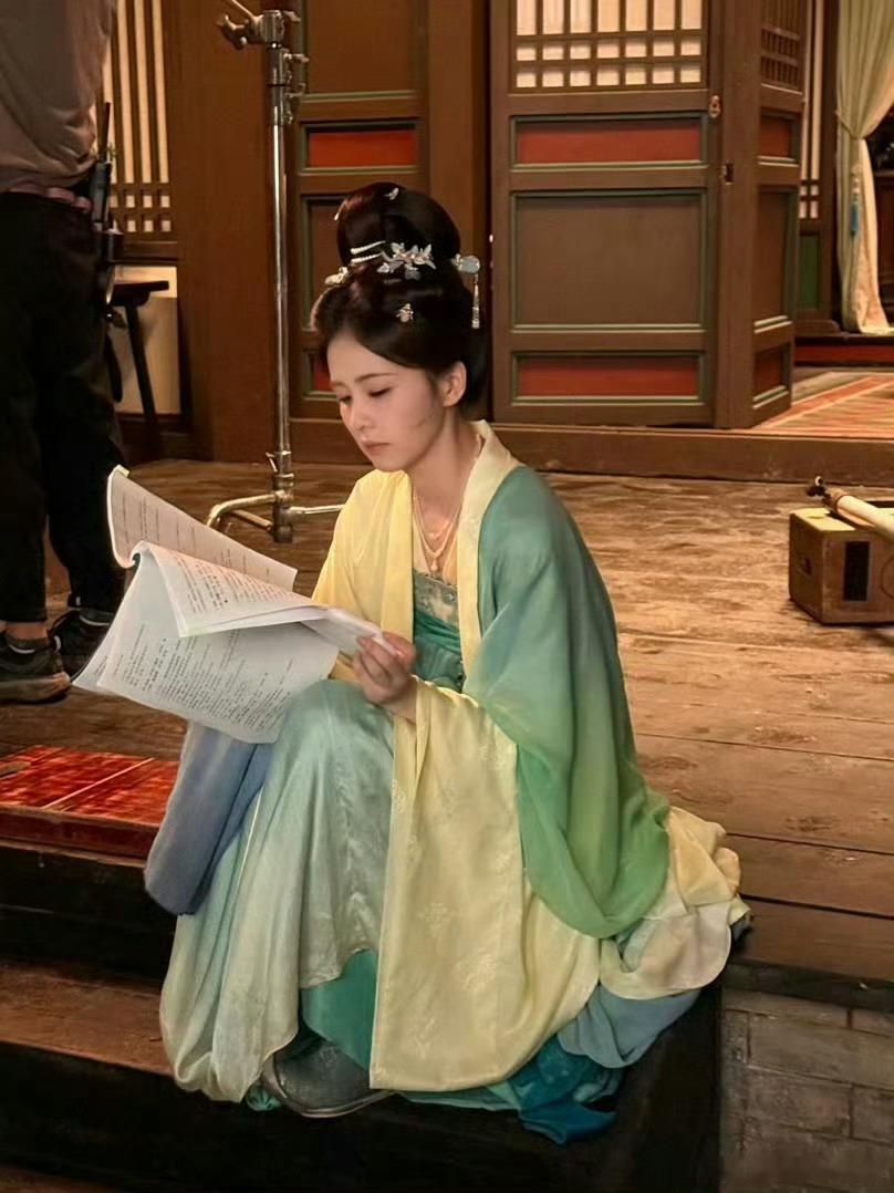 白鹿剧宣睡过头了此女如此美萌