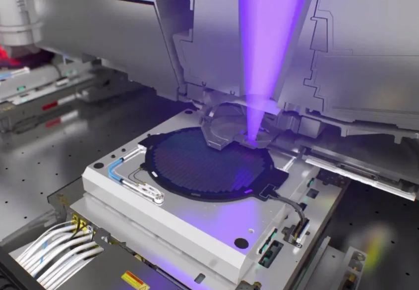 都以为稀土管制能按住荷兰，没想到人家反手就把中低端DUV光刻机也禁了，连老设备维