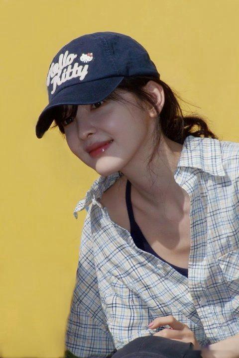 璀璨的广州塔下，章若楠笑容清甜，眼神温柔，简单的穿搭也挡不住她的好气质，让人一眼