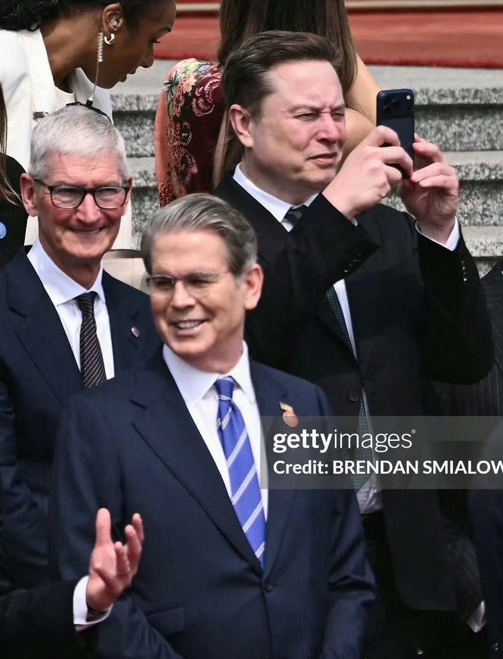 马斯克拿着深蓝色iPhone 17Pro就这么拍拍拍，跟来旅游的一样，快喊旁边的