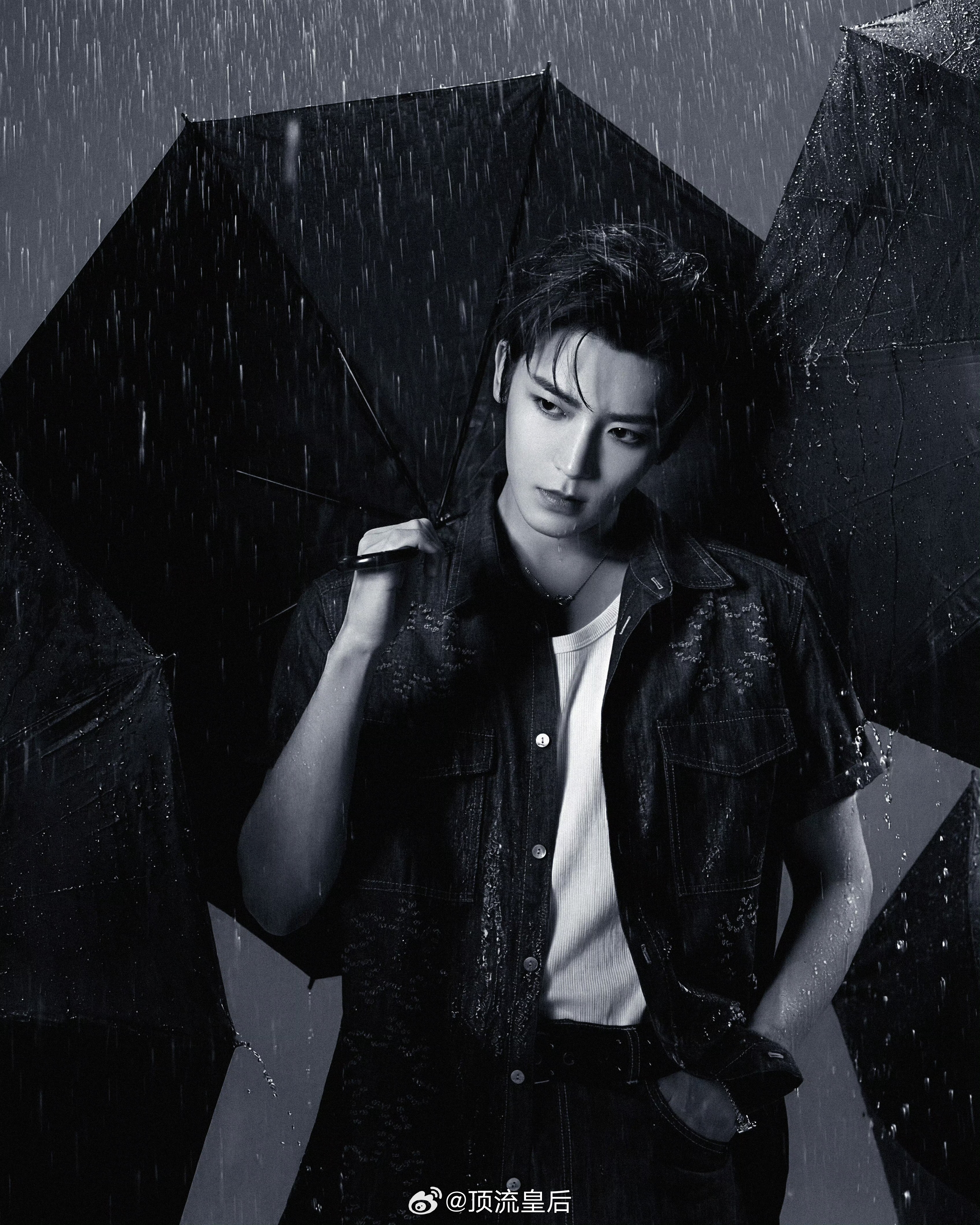 侯明昊淋雨撑伞大片好绝，放荡不羁，自成一派。 