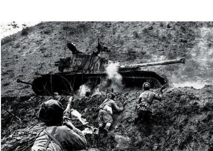 1951年，我军一名新兵在擦拭炮管时，发现对面美军基地有一个突兀的小山包，心痒之