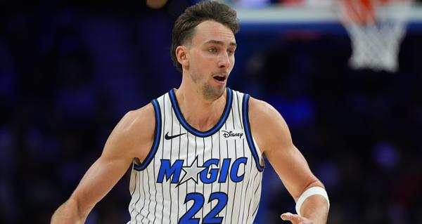 奥兰多魔术前锋弗朗茨·瓦格纳在与纽约尼克斯的比赛中因小腿部受伤提前退场，球队随后