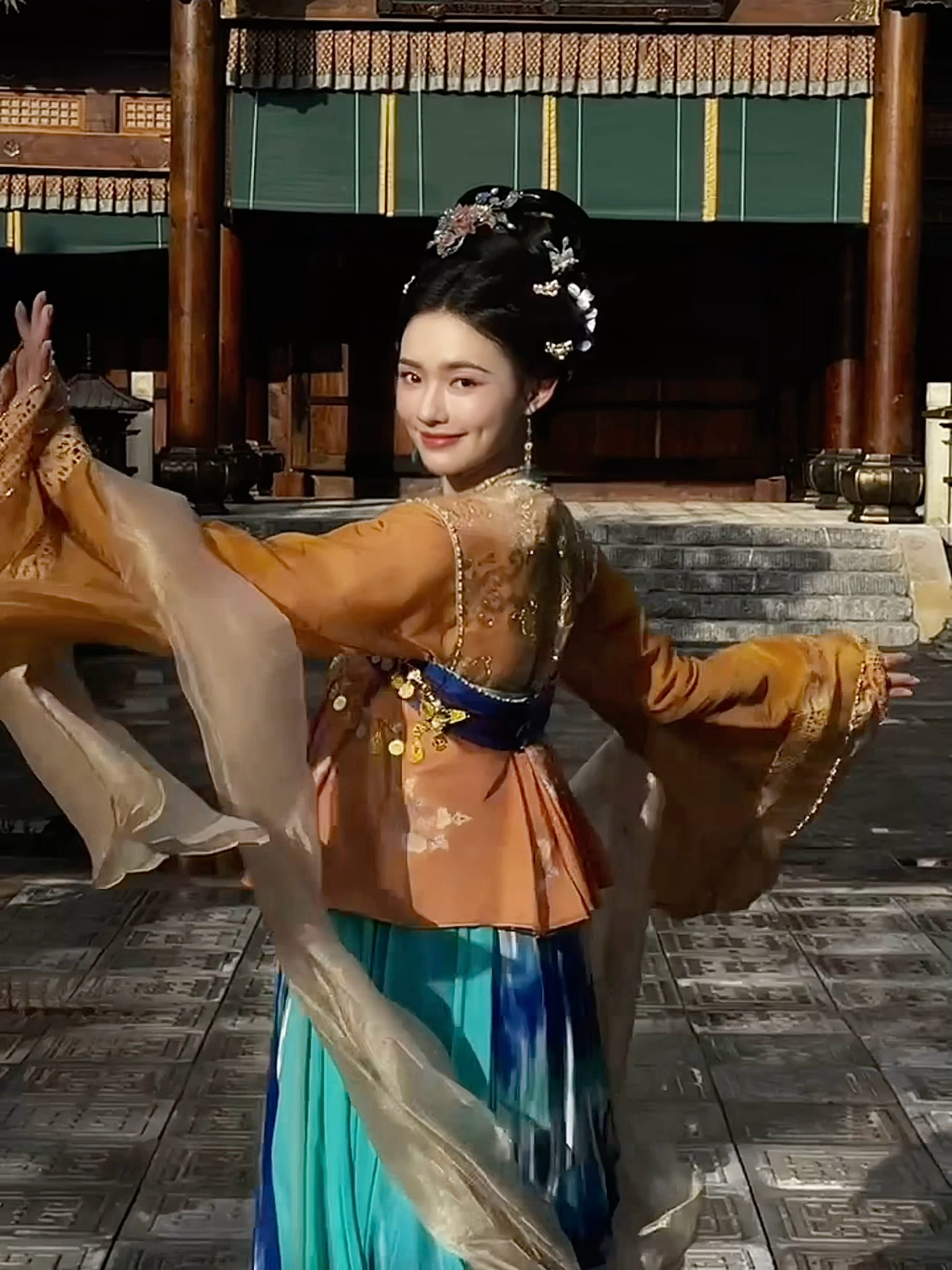 林允不语只一味发18宫格  林允发了好多美图，而且还是古装live，动起来的美丽