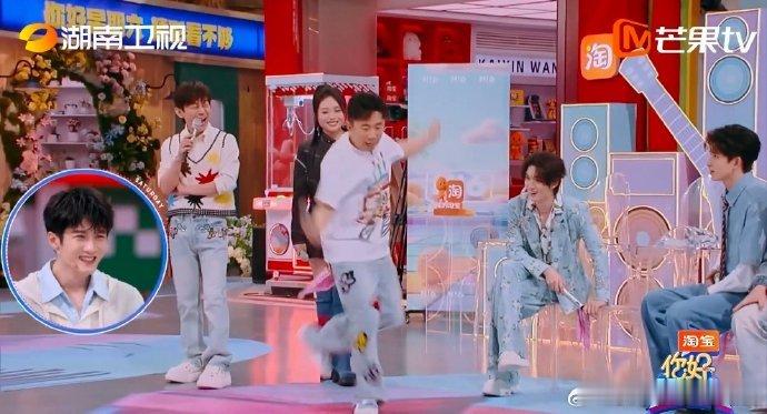 王星越跳藏族舞 笑到扶墙！为揭秘趾压板鞋垫真相，杨迪现场教起藏族舞，王星越二话不