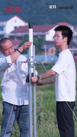 “这个火箭男孩火了！”湖南邵阳，一初中生只因在电视上看了一次真实的火箭发射，便开