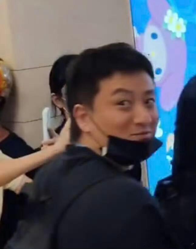 迪丽热巴老绷家也没绷住笑晕了哈哈哈哈哈哈哈这谁绷的住！粉丝还是太会整活来了